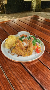 Kızarmış domuz pirzolası ve tabakta sebze salatası ile kızarmış patates. yüksek kaliteli fotoğraf