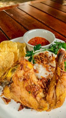 Kızarmış balık, pilav, kızarmış balık ve baharatlı sos.