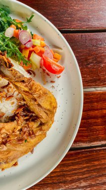 Limonlu kızarmış balık.