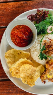 Kızarmış tavuk, pilav, sahanda yumurta, salata ve kızarmış tavuk.