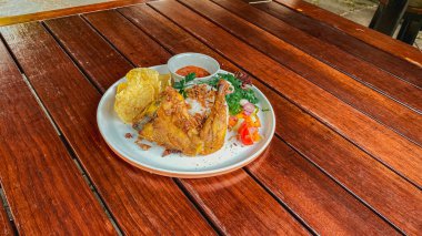 Masada kızarmış patates ve kızarmış yumurta ile lezzetli bir tavuğun yüksek açı çekimi.