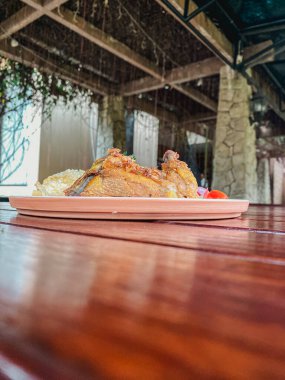 Lezzetli bir yemeğin dikey çekimi.