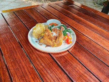 Tahta masada sebzeli ızgara tavuk.