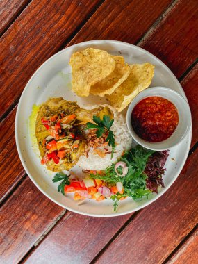 Kızarmış tavuk körili pilav, sebzeli kızarmış pilav.