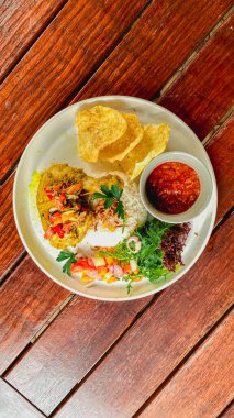 Tahta masada Tayland usulü baharatlı deniz ürünleri salatası.