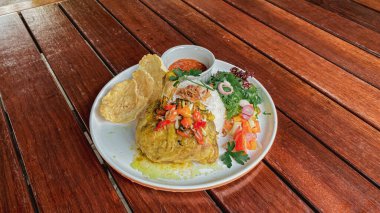 Sebze ve soslu kızarmış balık.