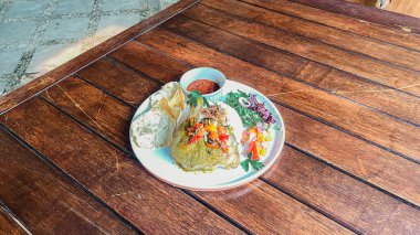 Tahta masada sebzeli sahanda yumurta.