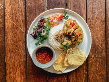 Ahşap masada Endonezya yemeği