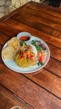 Tayland usulü kızarmış pilav, ahşap masada yumurta, üst manzara, Tayland yemeği, Tayland yemeği, Tayland yemeği, Tayland yemeği.,