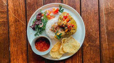 Kızarmış pilav ve sebzeli kızarmış balık.