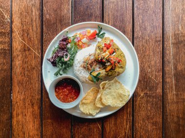 Balıklı kızarmış pirinç, soslu sebze, Tayland yemeği, Tayland yemeği, yiyecek.