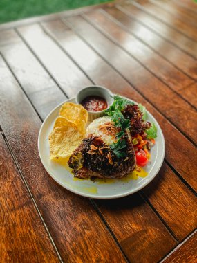 Bir tabak kızarmış tavuk ve kızarmış yumurta.