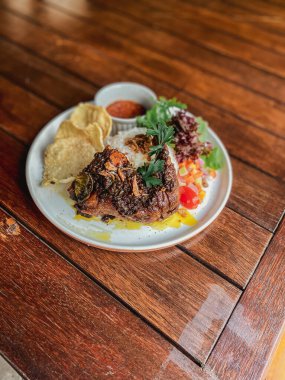 Restoran masasında lezzetli ve güzel yemekler var.