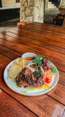 Sebze ve baharatlı ızgara tavuk.