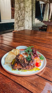 Restoranda balık ve sebzeli pilav. yüksek kaliteli fotoğraf