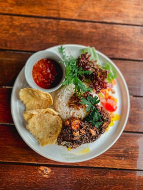 Kızarmış yumurtalı Tayland pilavı, kızarmış yumurta, kızarmış domuz eti, sahanda yumurta ve sebze.