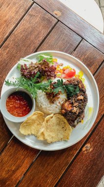 Pilav ve sebzeli ızgara tavuk bifteği.