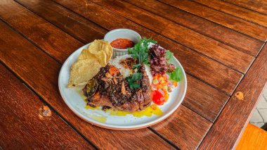 Sebze ve soslu ızgara balık.