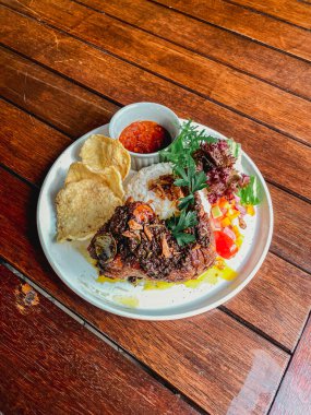 Sebzeli ve soslu kızarmış tavuk körisi, yemek arkaplanı, Tayland usulü yemek.