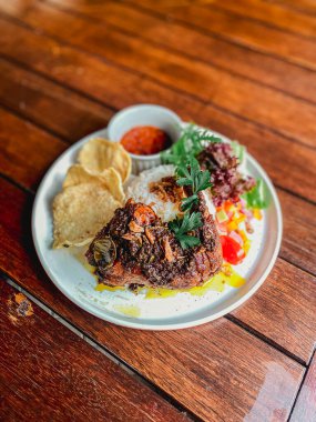 Körili pilav ve kızarmış yumurta ile ızgara tavuk..