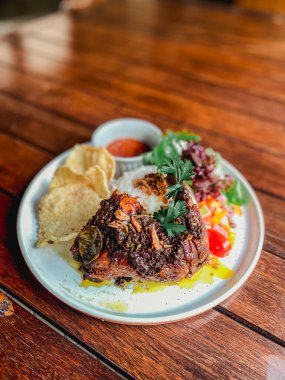 Sebze ve soslu ızgara tavuk.