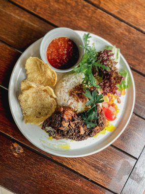 Kızarmış pilav, kızarmış domuz, kızarmış pirinç ve sebze.