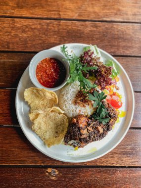 Kızarmış tavuk ve sebze.