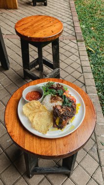 grilled rice with vegetables and sauce