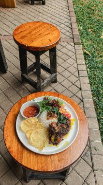 Kızarmış tavuk ve körili tavuk, ahşap masada pilav.