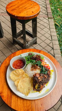 Tavuklu pilav ve sebze.