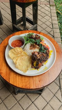 Körili pilav ve sebzeli kızarmış tavuk.