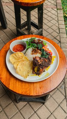 Endonezya yemeği, kızarmış pilav ve kızarmış tavuk.