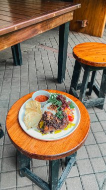 Kızarmış et ve sebzeli pilav.