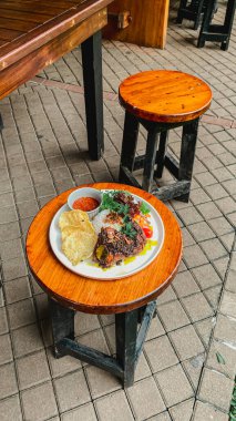 pirinç ve sebze ahşap bir masa üzerine kızarmış balık