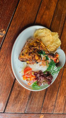 Sebze ve pirinçli tavuk.