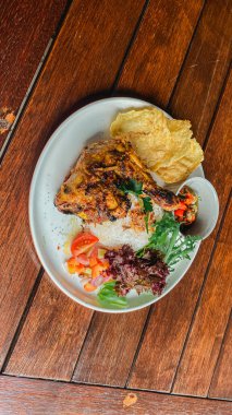 Sebzeli ve soslu ızgara tavuk biftek.