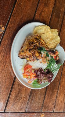 Kızarmış pirinç, karides ve sebzeli.