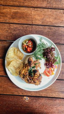 Körili tavuğun mutfak fotoğrafı.