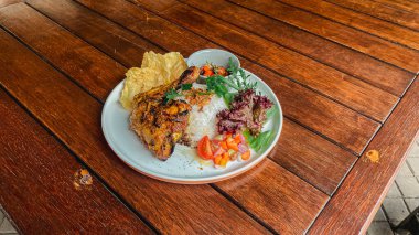 Pirinçli kızarmış tavuk, sebzeli sahanda yumurta, Tayland sokak yemeği tarzı.