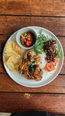 Tayland yemeği, kızarmış pilav, kızarmış tavuk ve kızarmış tavuk.