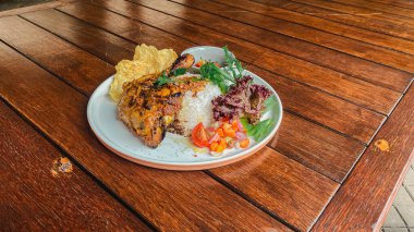 Sebze ve pirinçli ızgara domuz eti.