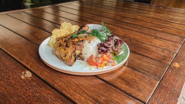 Masada ızgara tavuk ve sebze.