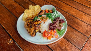 Tabakta ızgara tavuk ve sebze.