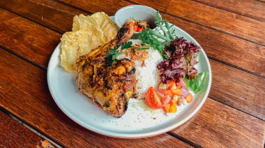 Izgara domuz ve sebze.