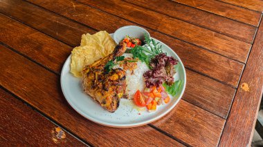 Tayland yemeği ve kızarmış balık.