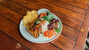 bir tabak ızgara balık