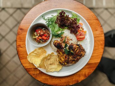 Tabağında salata olan tavuk bifteği, üst görünüm, seçici odak.