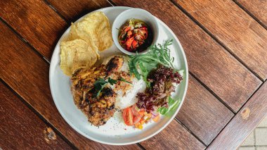 Pirinç ve sebzeli kızarmış tavuk.