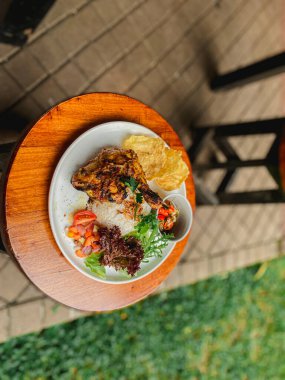 Kızarmış tavuk kanadı ve sebze.