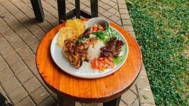 Sebze ve soslu ızgara balık.